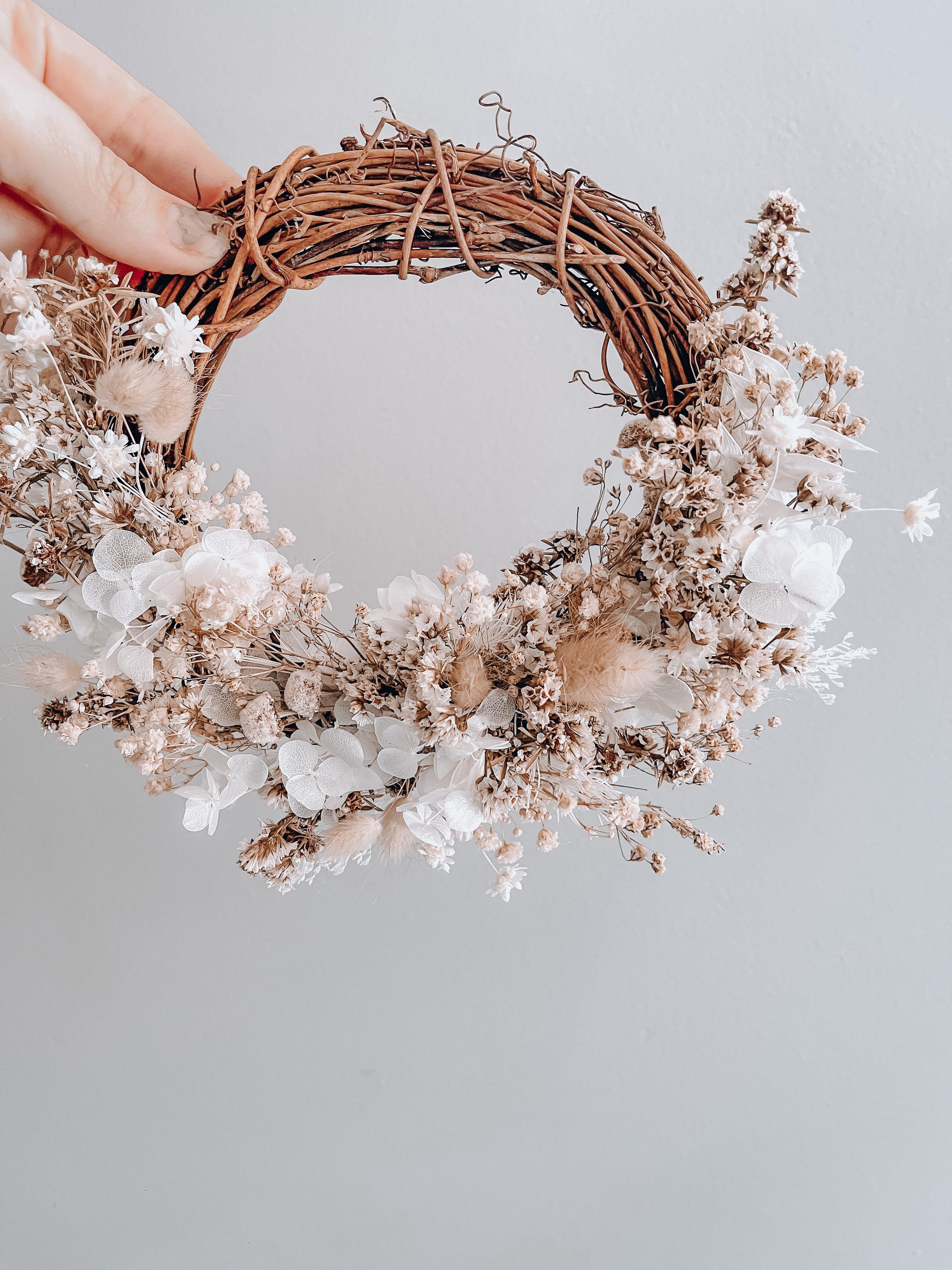 Mini everlasting floral wreaths - white/natural.