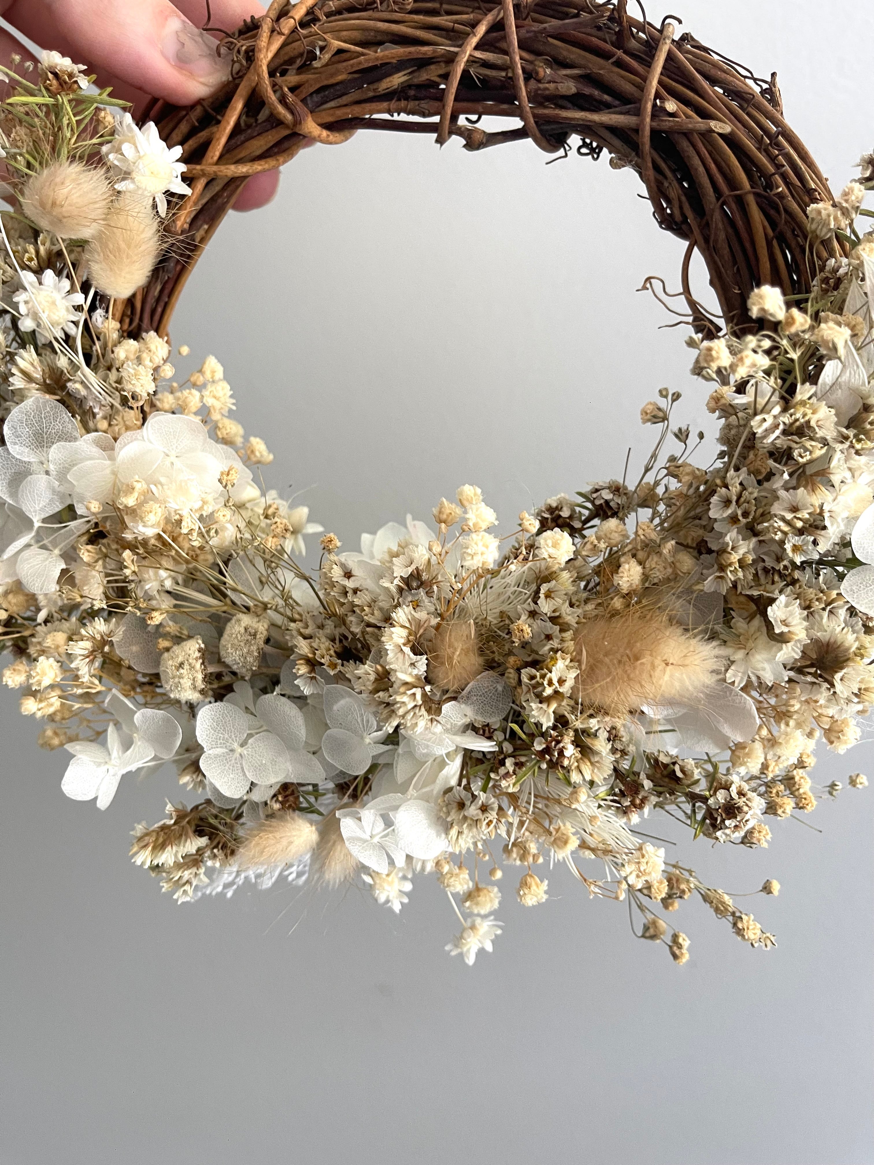Mini everlasting floral wreaths - white/natural.