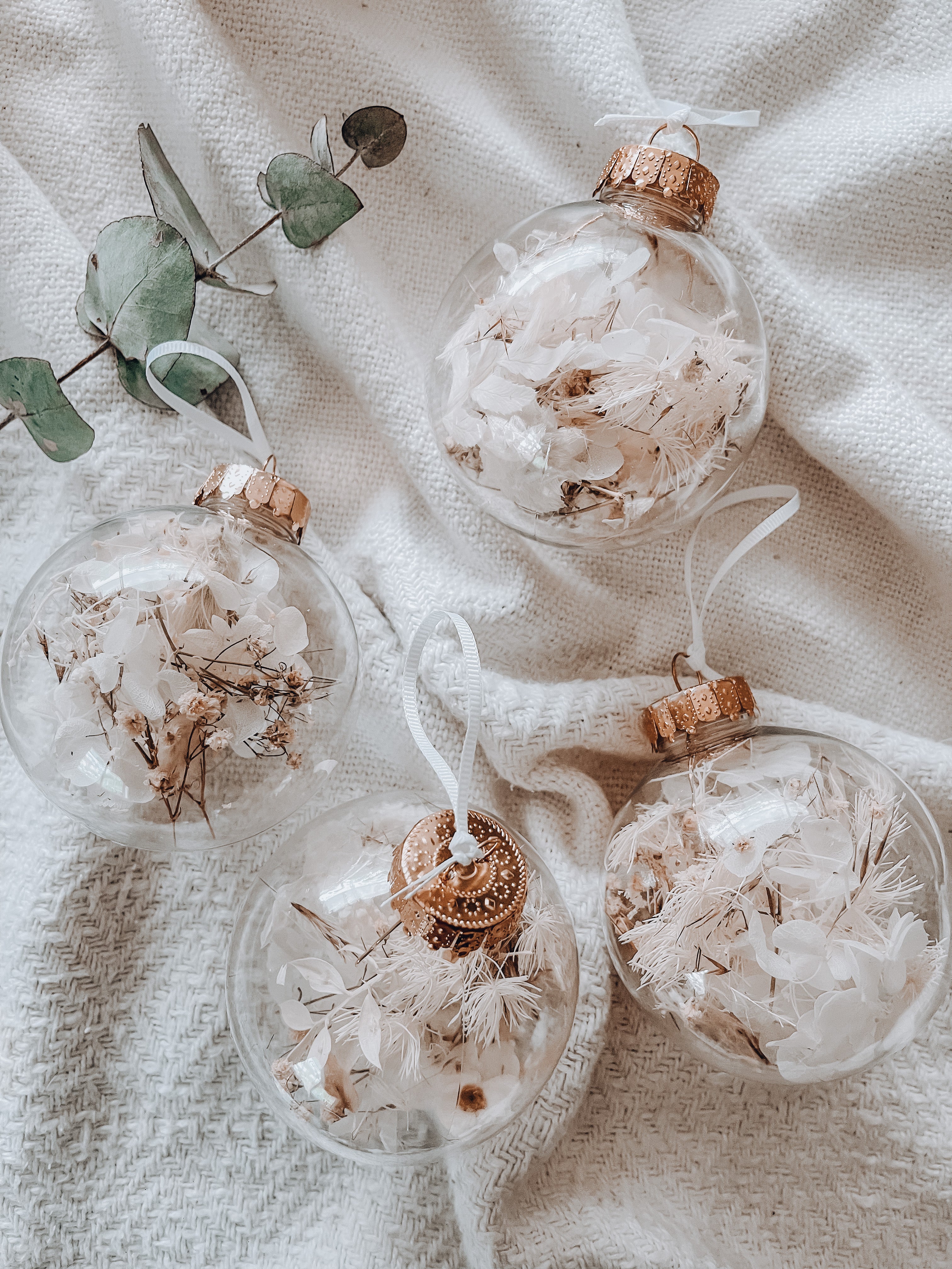 Christmas floral baubles 8CM set of 4 - white/natural.