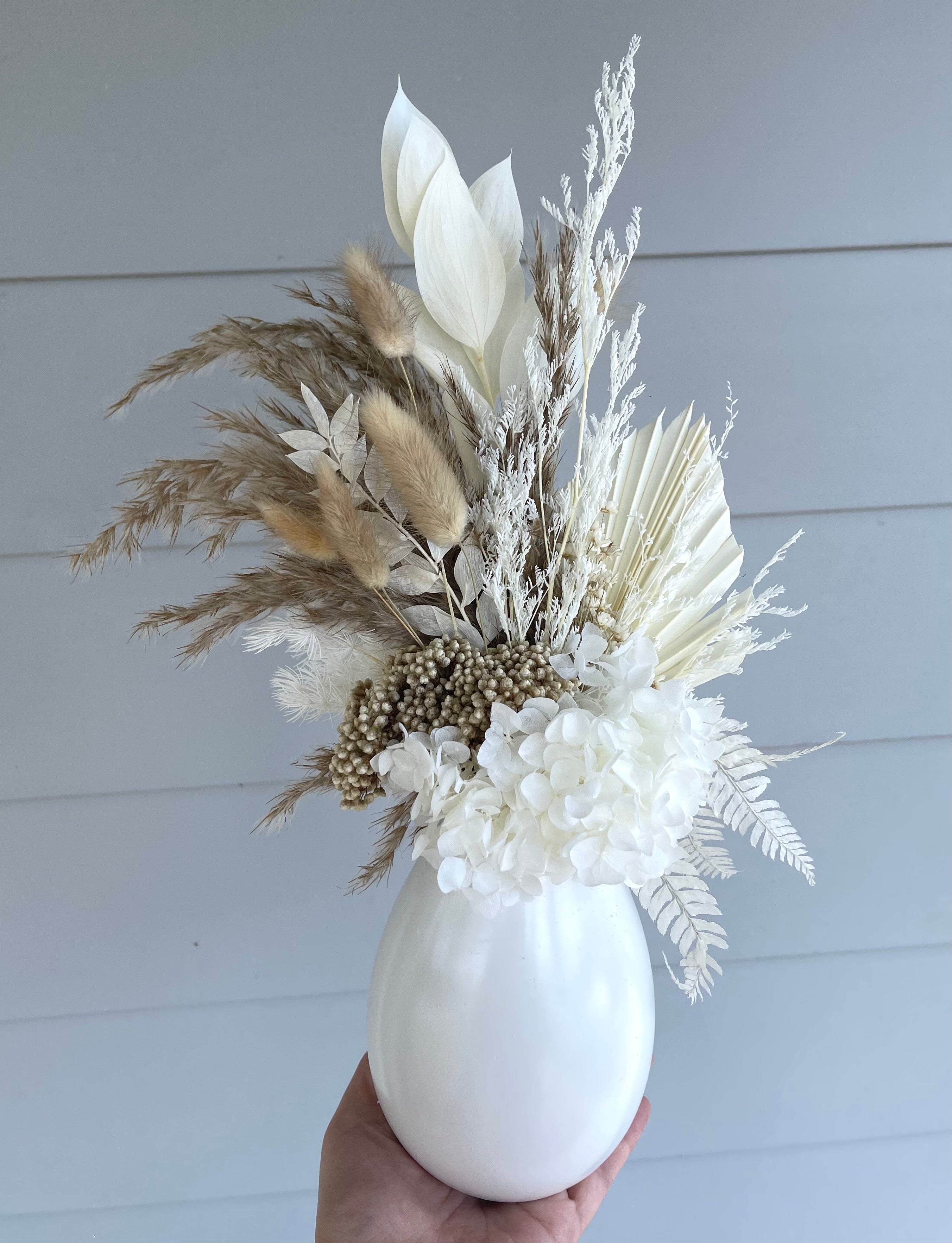 Everlasting vase arrangement - small white/natural/brown.