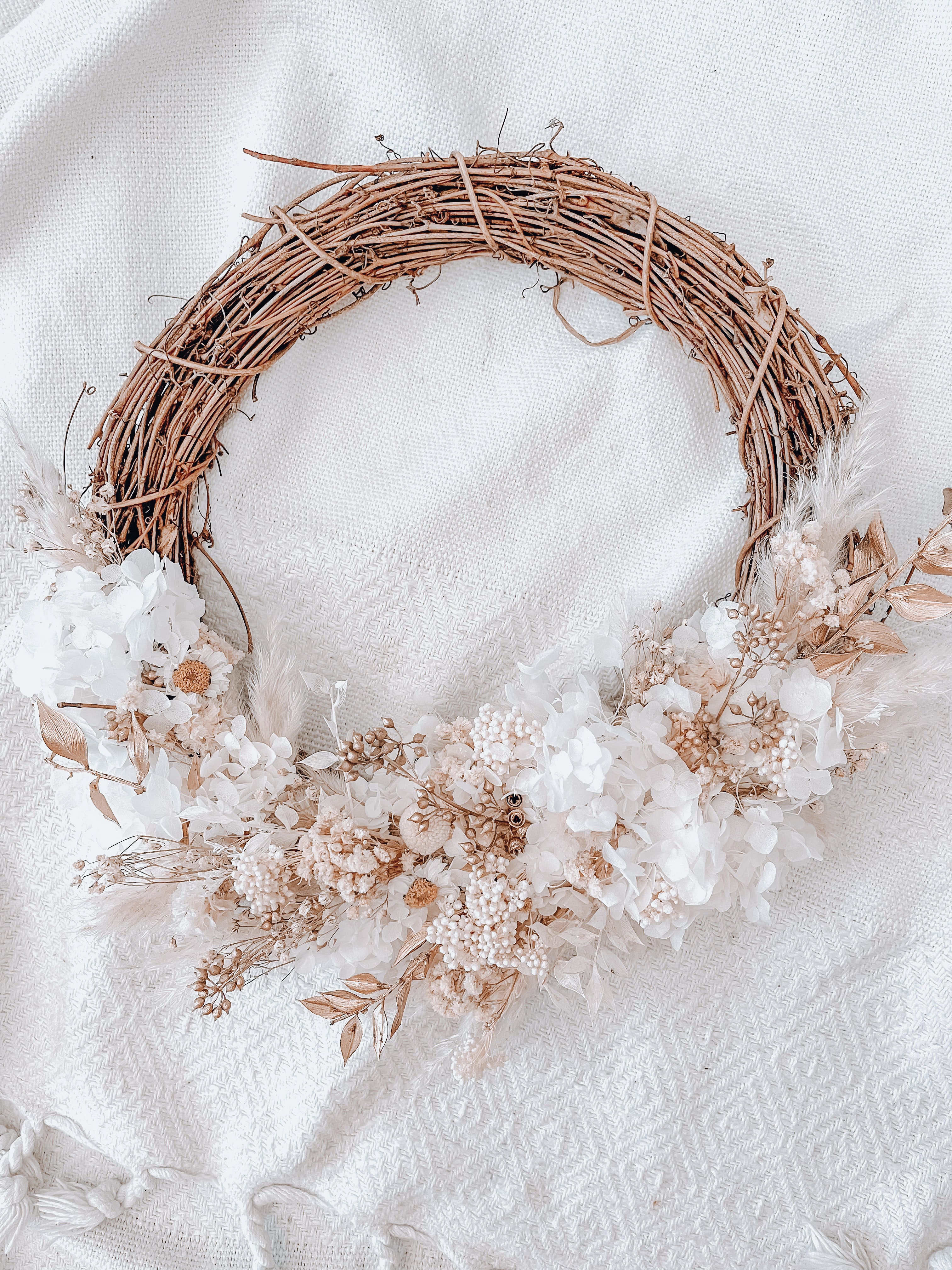 Everlasting floral wreath - White/Gold Christmas Berry.